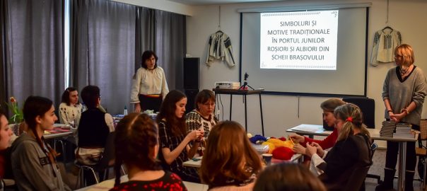  Video: Simboluri și motive tradiționale în portul Junilor Roșiori și Albiori din Șcheii Brașovului