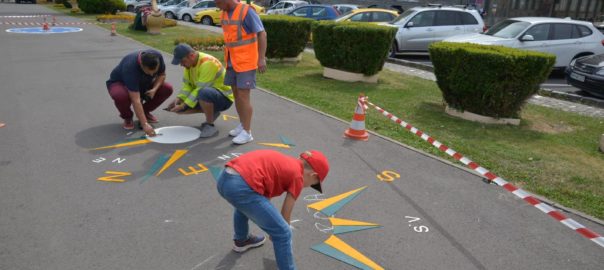  Jocuri în aer liber pentru copii, pe trotuarul de pe Eroilor