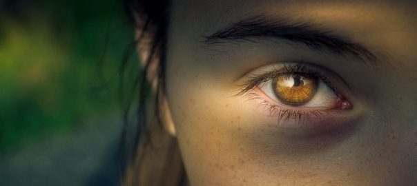  Adrian Munteanu, un sonet pe zi: „Privire şerpuită” (text și interpretare)