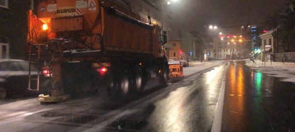  40 de utilaje de deszăpezire au acționat în ultimele 24 de ore pe străzile din Brașov