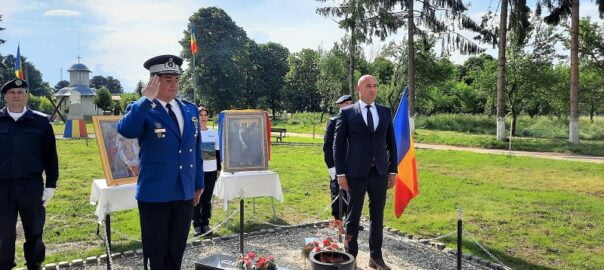  Prefectul județului Brașov, Mihai Cătălin Văsii, a participat la ceremonialul militar și religios în cadrul căruia a fost aprinsă ,,Flacăra Eternă”
